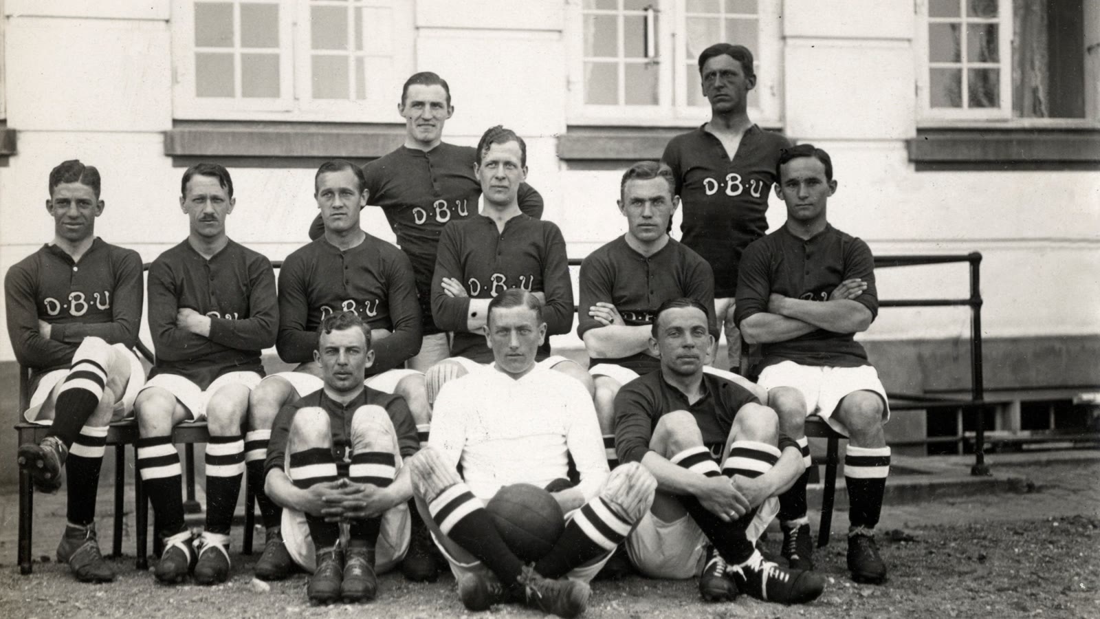 Historisk holdfoto af det danske fodboldlandshold i DBU-trøjer