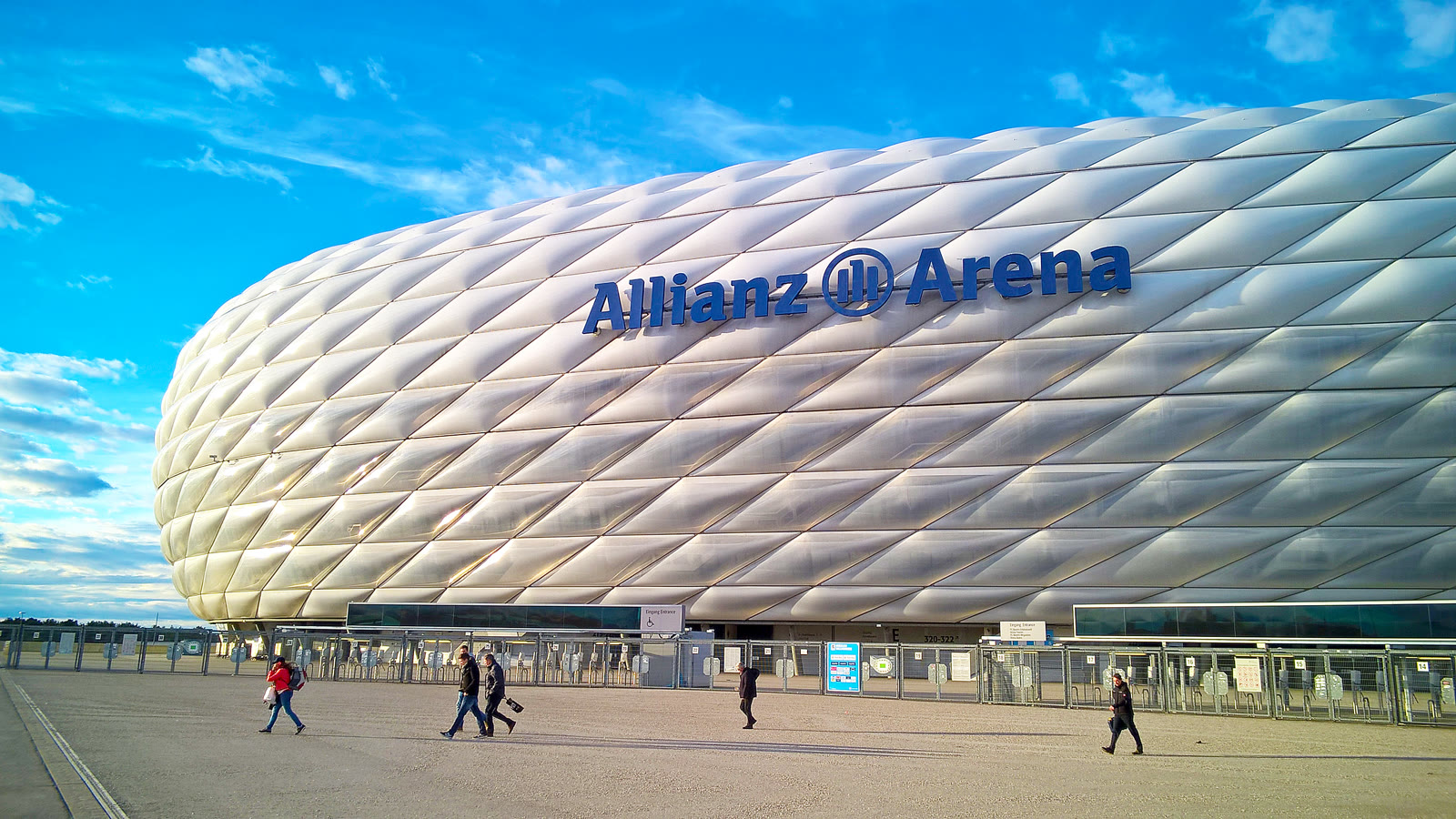 Allianz Arena i München set udefra i dagslys