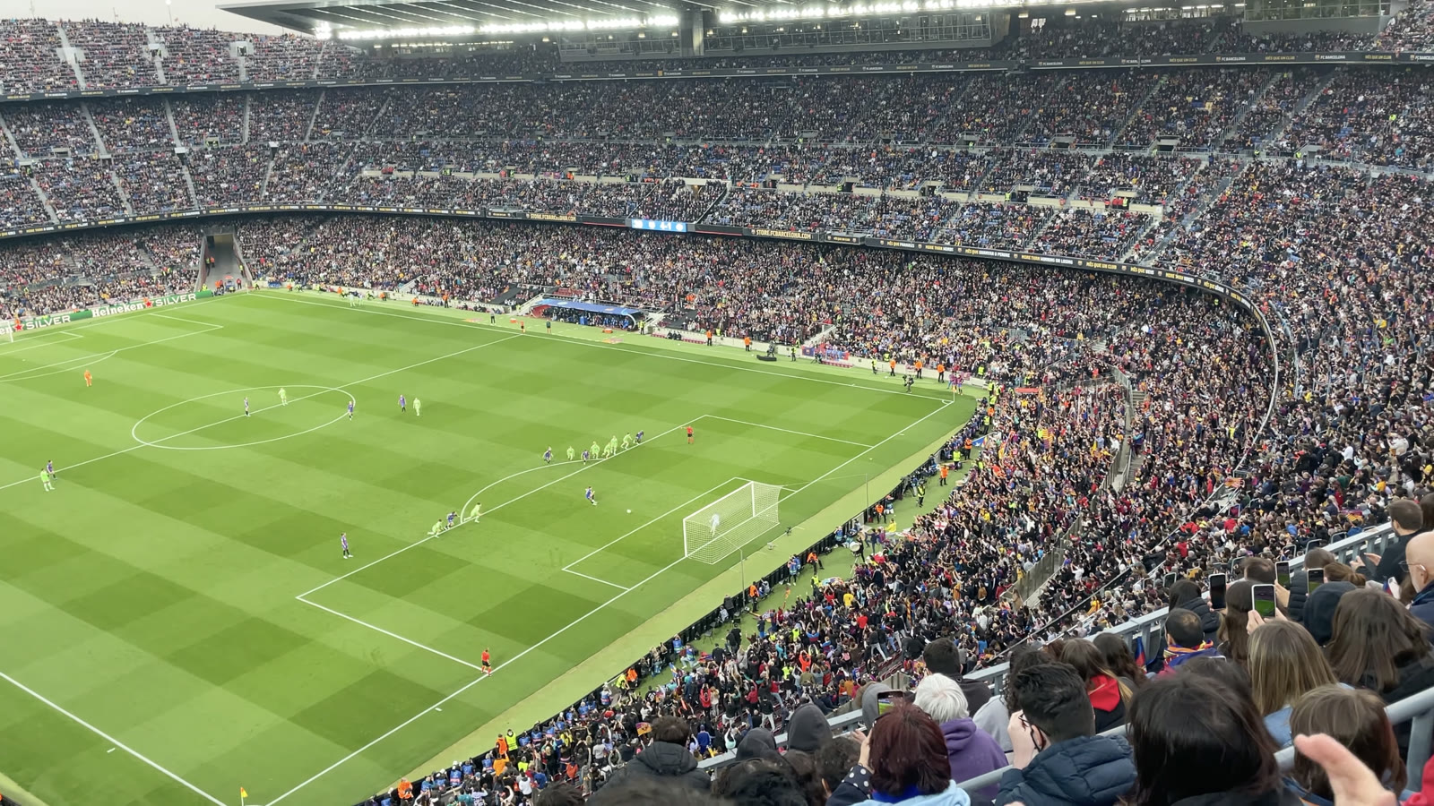 Fyldt Camp Nou i Barcelona set fra tilskuerpladserne under en kamp